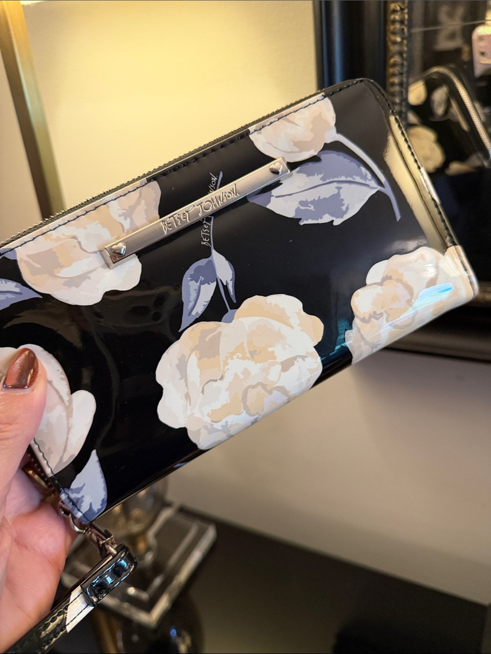 Betsey Johnson EUC Black Patent zipper Floral Wristlet with Cream Blooms gorge’ - Picture 2 of 11